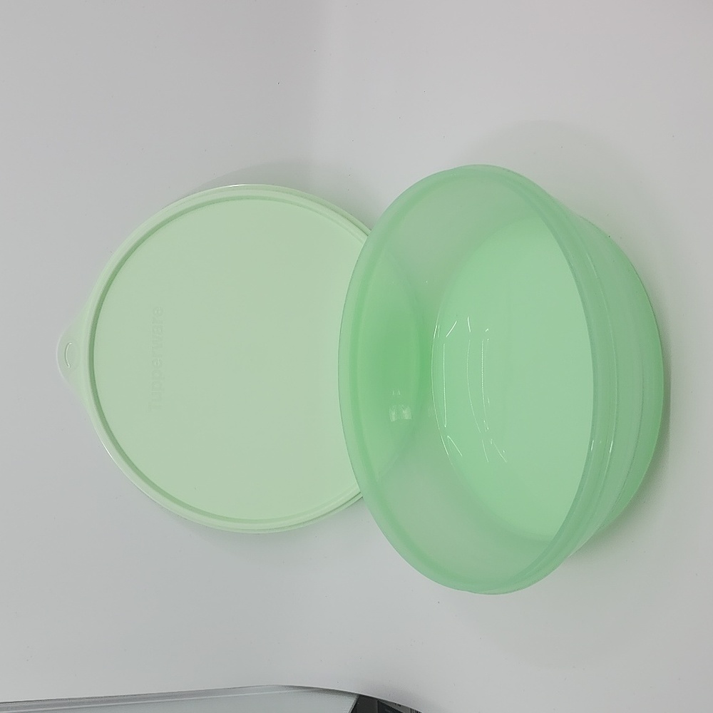 Tupperware Classic Containor New - Picture 2 of 5